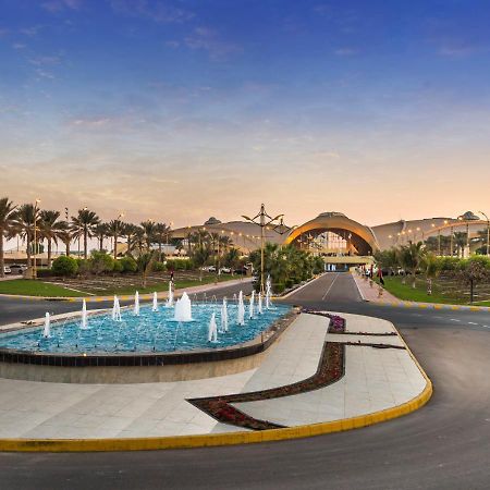 Officers Club & Hotel Abu Dhabi Exterior foto The entrance of the resort