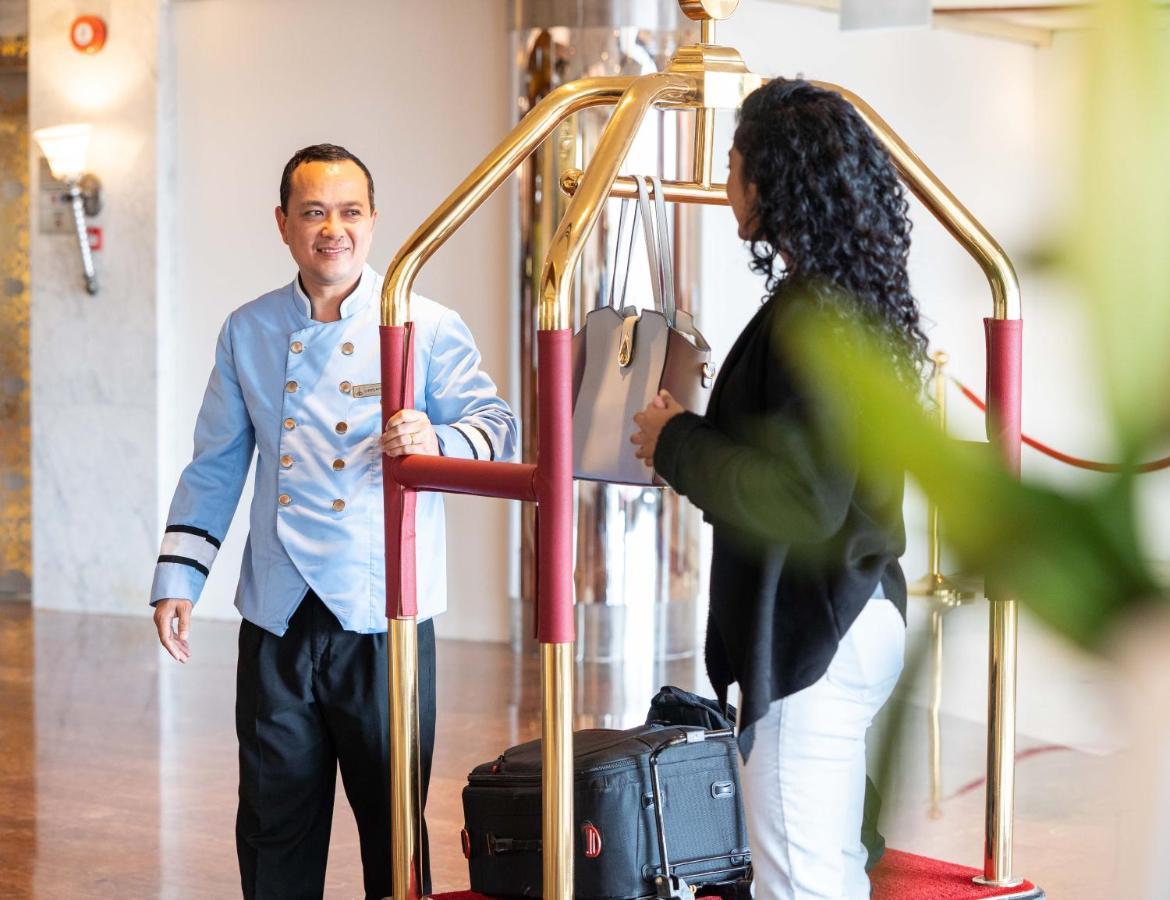 Officers Club & Hotel Abu Dhabi Exterior foto A bellboy at work