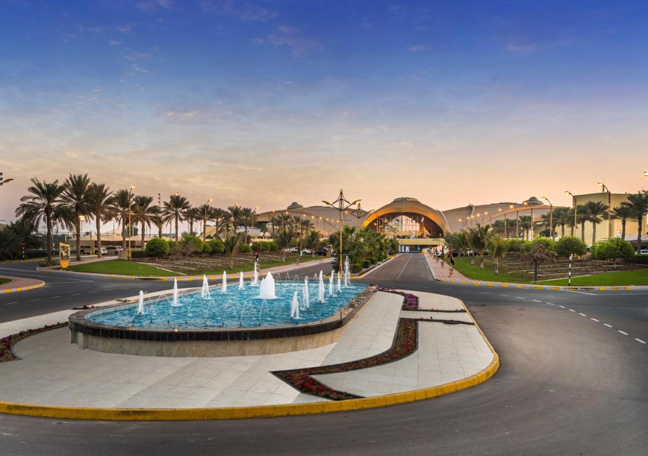 Officers Club & Hotel Abu Dhabi Exterior foto The entrance of the resort