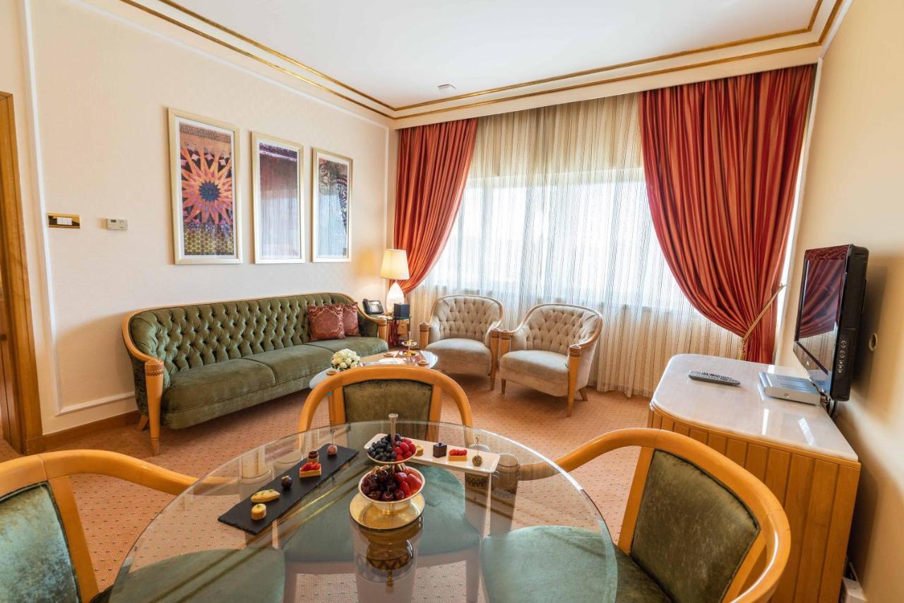 Officers Club & Hotel Abu Dhabi Exterior foto A living room in a suite at the Grand Hotel