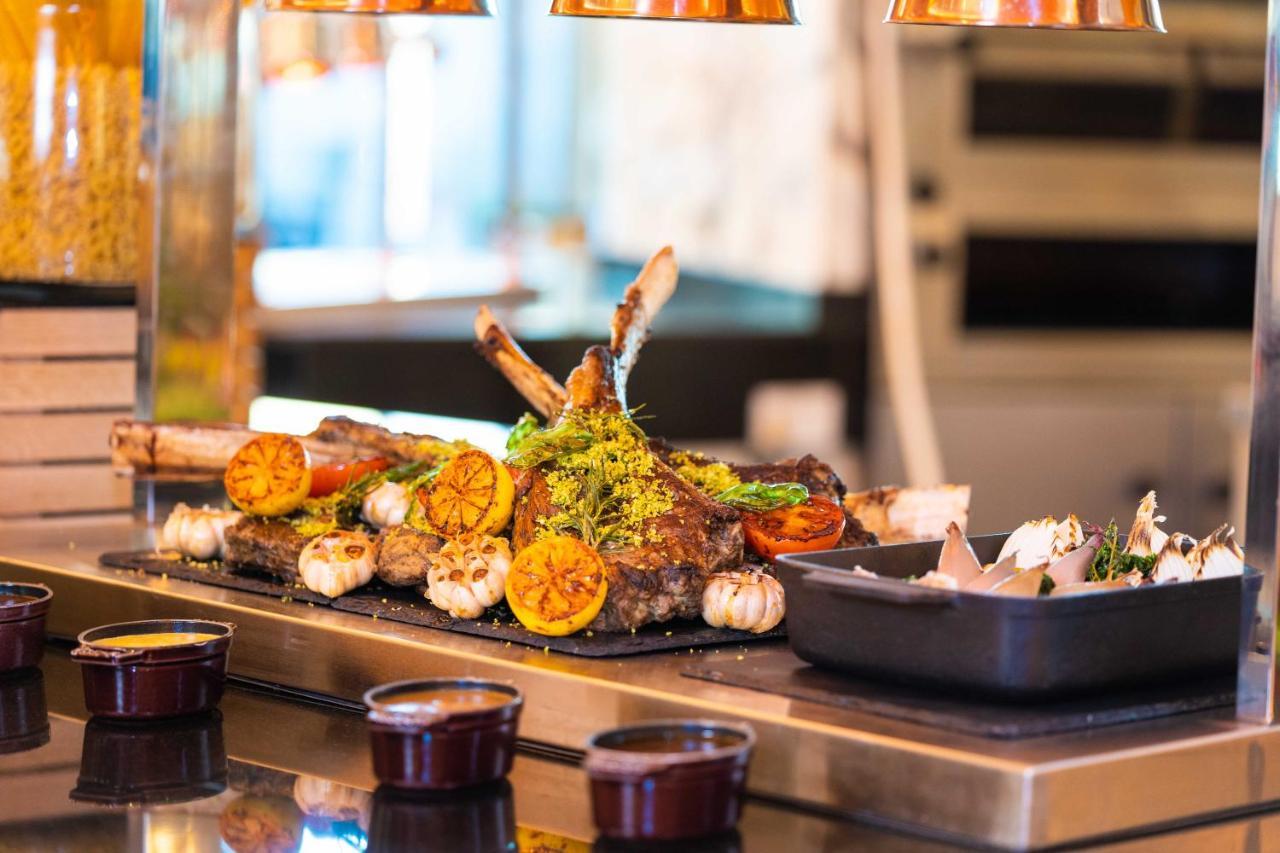 Officers Club & Hotel Abu Dhabi Exterior foto A selection of grilled meat and vegetables