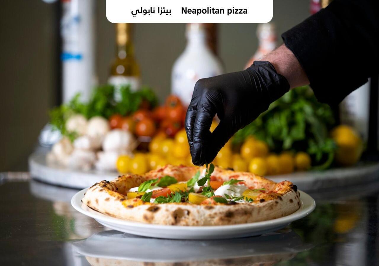 Officers Club & Hotel Abu Dhabi Exterior foto Neapolitan pizza