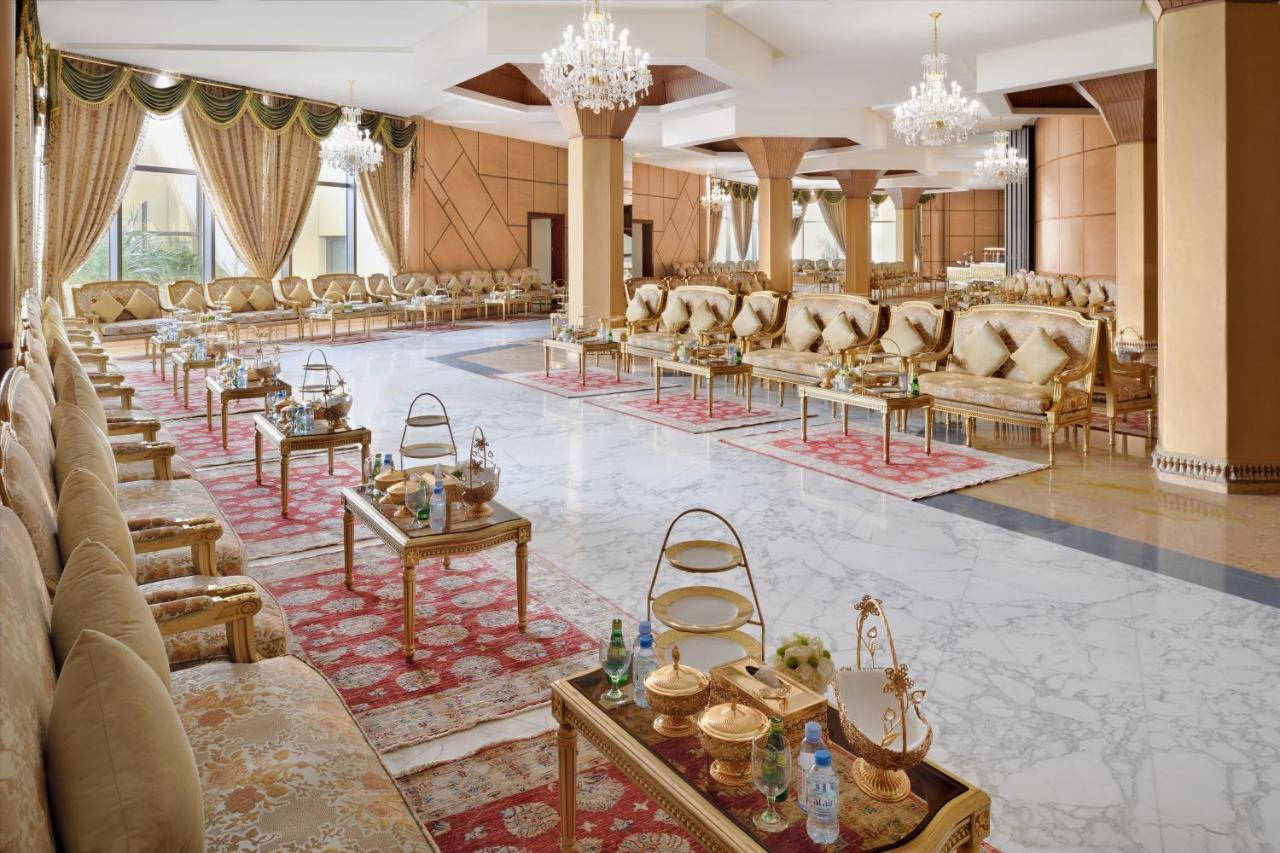 Officers Club & Hotel Abu Dhabi Exterior foto The Majlis Al Arab Ballroom
