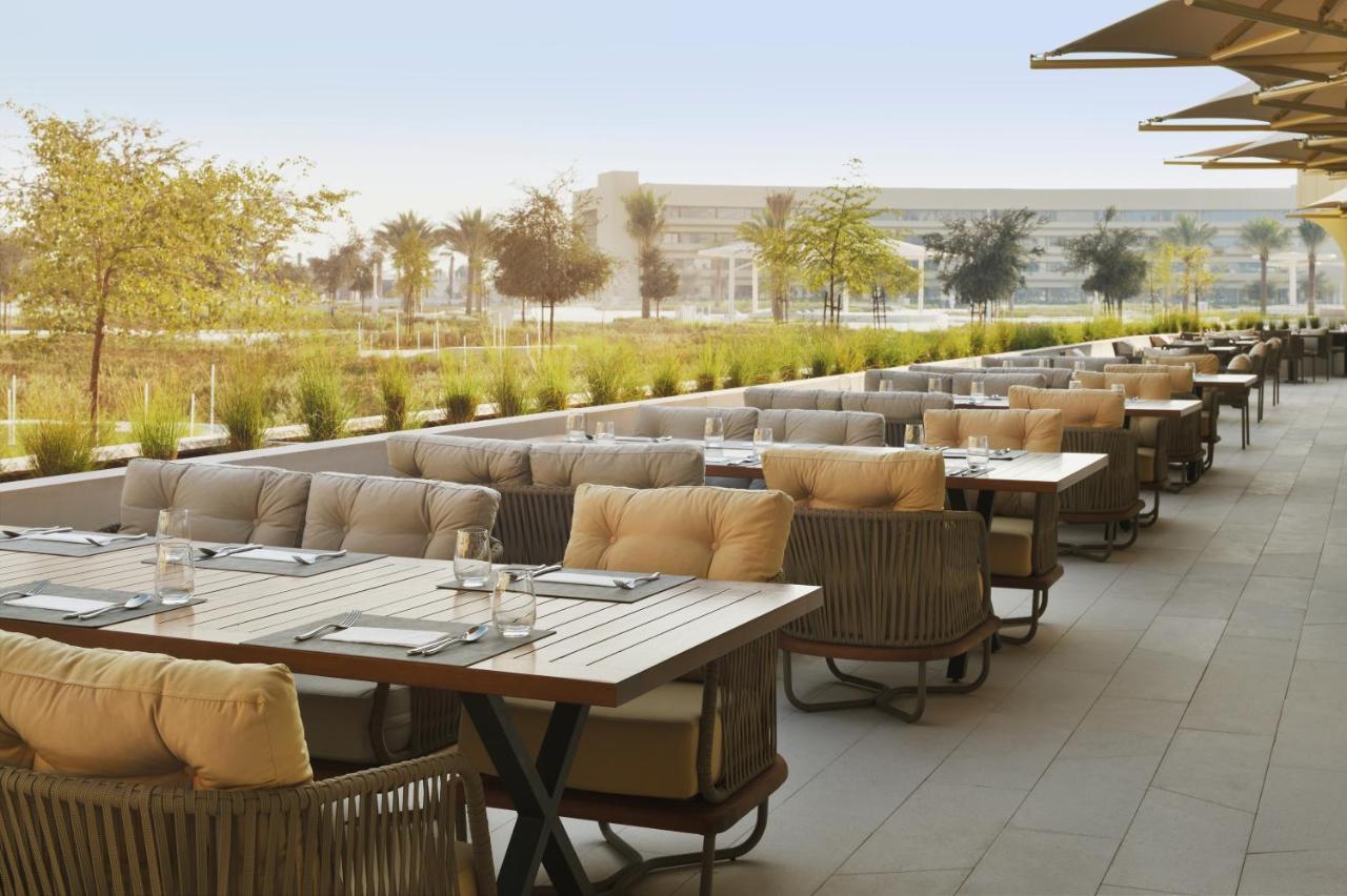 Officers Club & Hotel Abu Dhabi Exterior foto The Terrace
