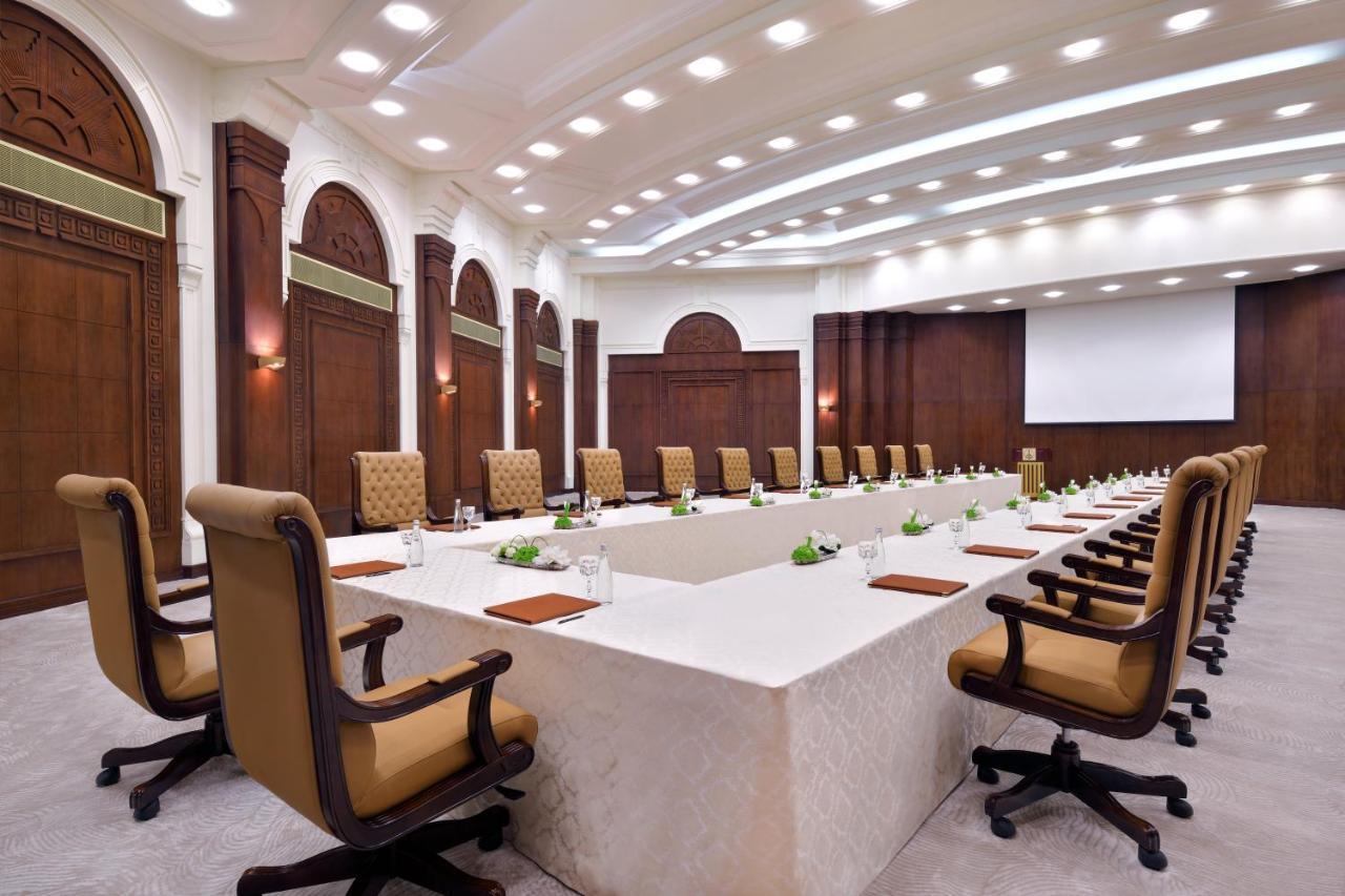 Officers Club & Hotel Abu Dhabi Exterior foto Meeting room at the Taj Mahal Palace, Mumbai