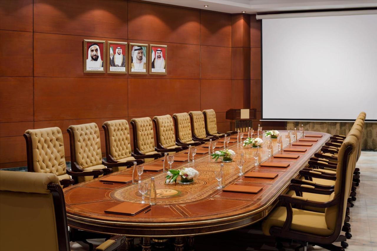 Officers Club & Hotel Abu Dhabi Exterior foto A boardroom