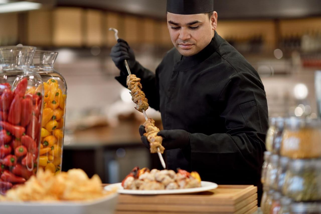 Officers Club & Hotel Abu Dhabi Exterior foto A chef preparing food