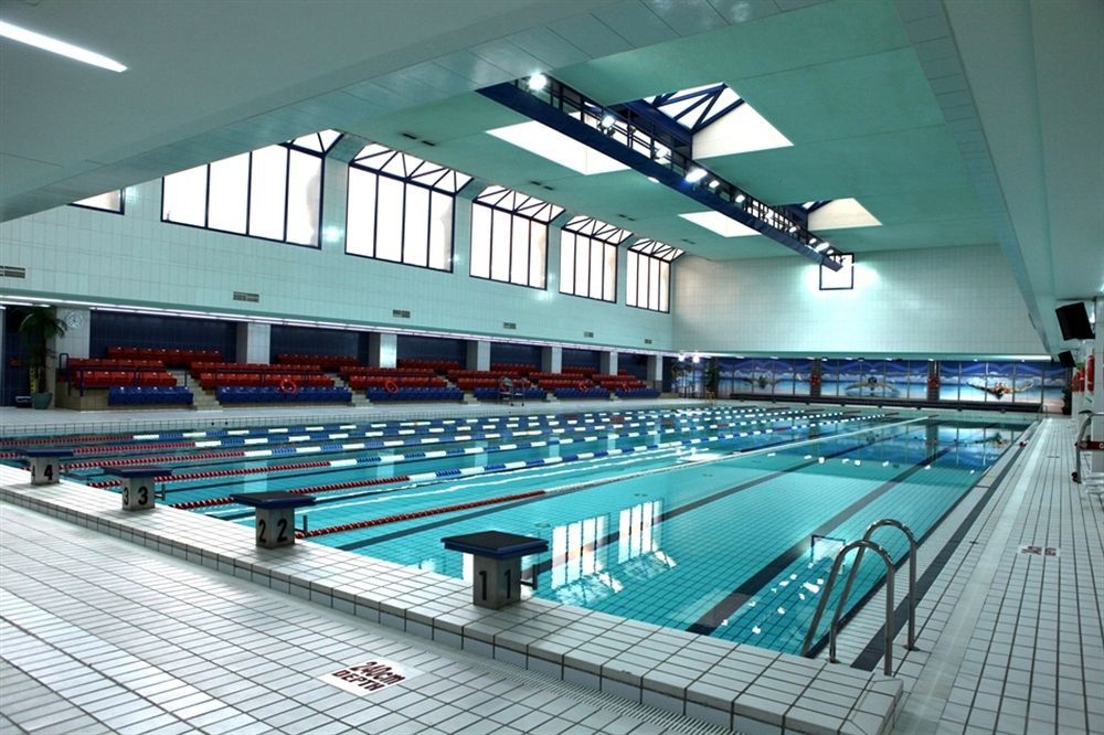 Officers Club & Hotel Abu Dhabi Exterior foto The swimming pool