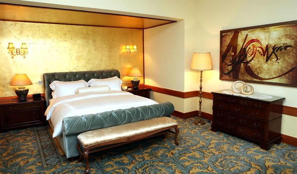 Officers Club & Hotel Abu Dhabi Exterior foto A bedroom at the hotel