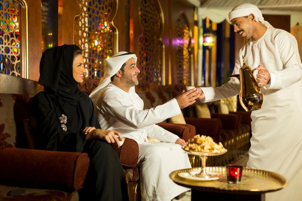 Officers Club & Hotel Abu Dhabi Exterior foto A coffee shop in the United Arab Emirates