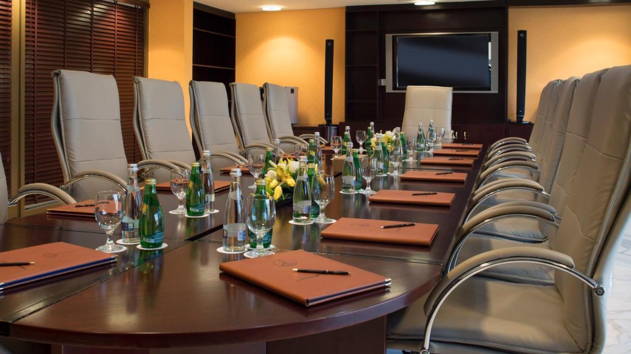Officers Club & Hotel Abu Dhabi Exterior foto A boardroom
