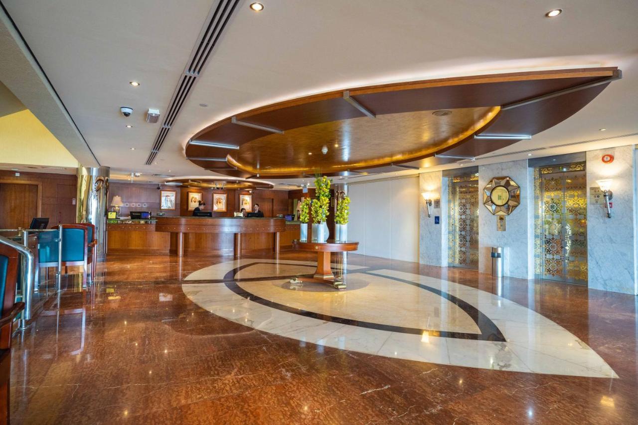 Officers Club & Hotel Abu Dhabi Exterior foto The lobby of the hotel